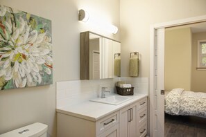 Secador de pelo, toallas, jabón y champú