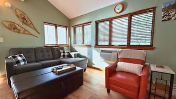 Una Smart TV, una chimenea, una oficina