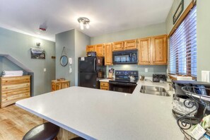 冷蔵庫、電子レンジ、オーブン、コンロ