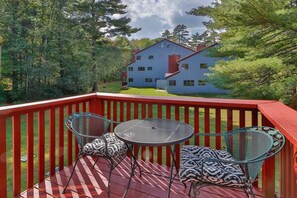 Outdoor dining - Family Friendly Studio with Resort like amenities (Bartlett)