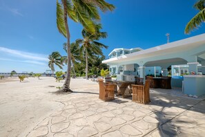Outdoor dining - Sunset Beach Casita! - Detached bungalow, airy and light filled - private beach (San Pedro)