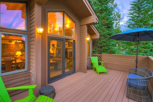 Redwood Lodge | Hot Tub, Game Room & Beautiful Views! Close Proximity to Main St!