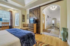 6 bedrooms, desk, iron/ironing board, free WiFi - Exclusive Sierra Foothills Oasis (Auburn)