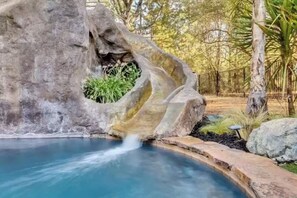 Una piscina al aire libre, una piscina climatizada