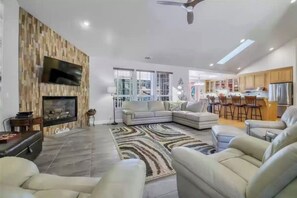Smart TV, chimenea, reproductor de DVD, libros