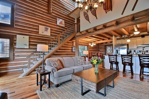 Ski In & Walk to Skiing, Restaurant & PC Base! Sleeps 9! Hot Tub! Up to 25% Off!