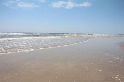 AS SEEN ON HGTV! Monthly Discount/Steps from the beach