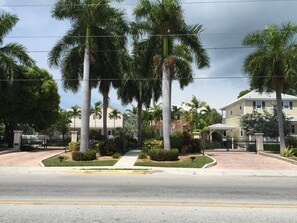 المنطقة المحيطة بالمنشأة