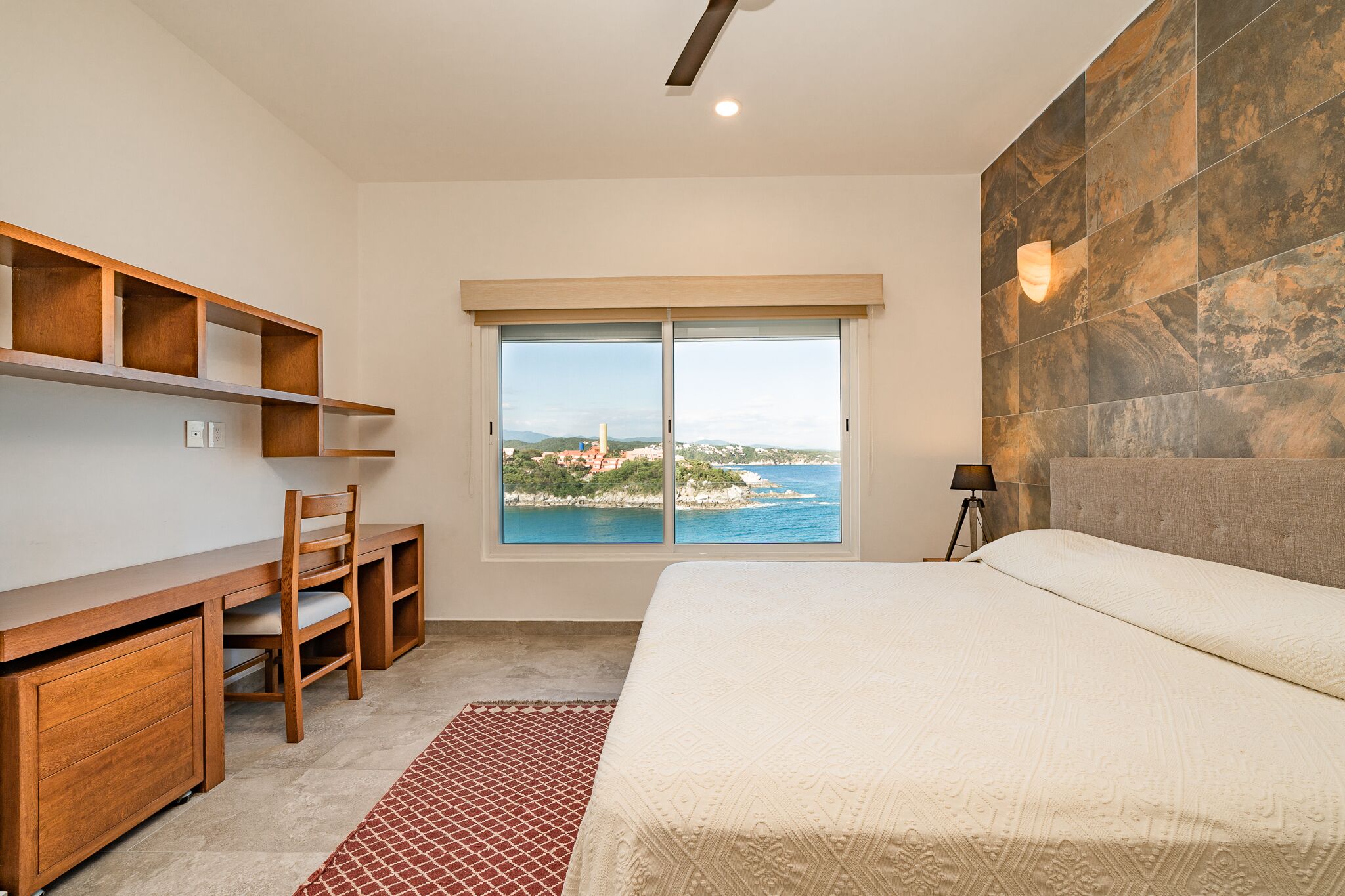 2 室のベッドルーム、デスク、WiFi、ベッドシーツ