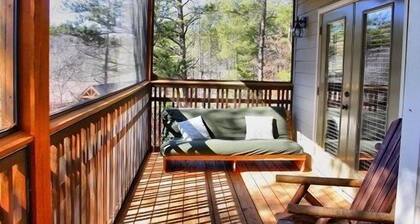 Helen Hilltop Elegant Retreat - Hot Tub, Wifi, in gated Innsbruck golfclub