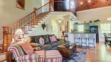 智能电视、壁炉、DVD 播放器、桌上足球