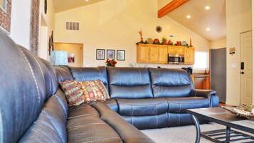 Smart-TV, Kamin, DVD-Player, Bücher