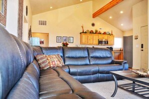 Älytelevisio, takka, DVD-soitin, kirjoja