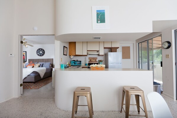 Kylskåp, mikrovågsugn, ugn och spishäll