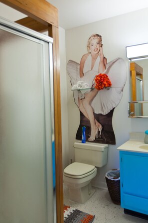 Dusch, hårtork, handdukar och tvål