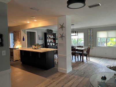 HUGE 6 Bedroom-4 Bath Gulf w/HEATED POOL-DOCK PETS ALLOWED W/FEE. READ REVIEWS