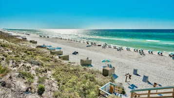 Playa en los alrededores, camastros y toallas de playa