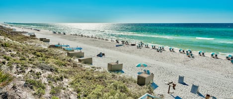 Playa en los alrededores, camastros y toallas de playa