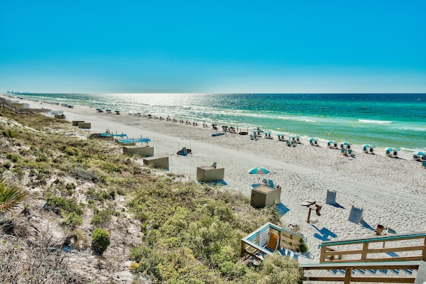 Una playa cerca, sillas reclinables de playa, toallas de playa