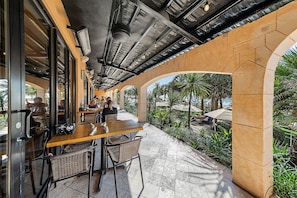 Outdoor dining - Gorgeous, Oceanfront, fully upgraded 3-bed condo BARGAIN PRICES ON SUMMER DATES! (Myrtle Beach)