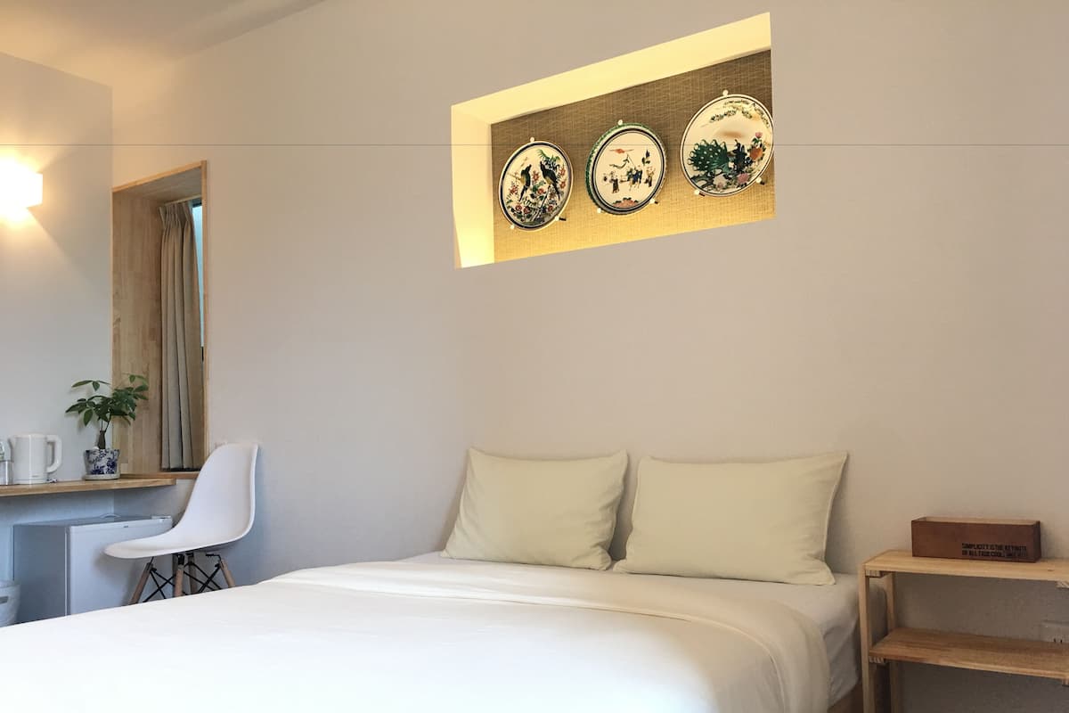Camera doppia, vista giardino | Una cassaforte in camera, con stile personalizzato, una scrivania
