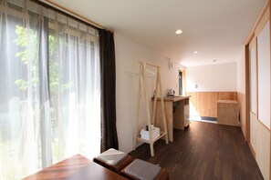 スーペリアファミリールーム | セーフティボックス (室内)、客室ごとに異なる装飾、デスク、WiFi (無料)