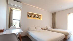 A hotel room with two beds, a desk, and a window with curtains. - B&B Neagari (Nomi)