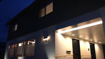 Depan hartanah - siang/malam