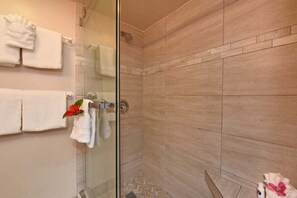 Dusche, Haartrockner, Handtücher, Seife