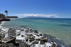 在海滩、沙滩椅、沙滩毛巾