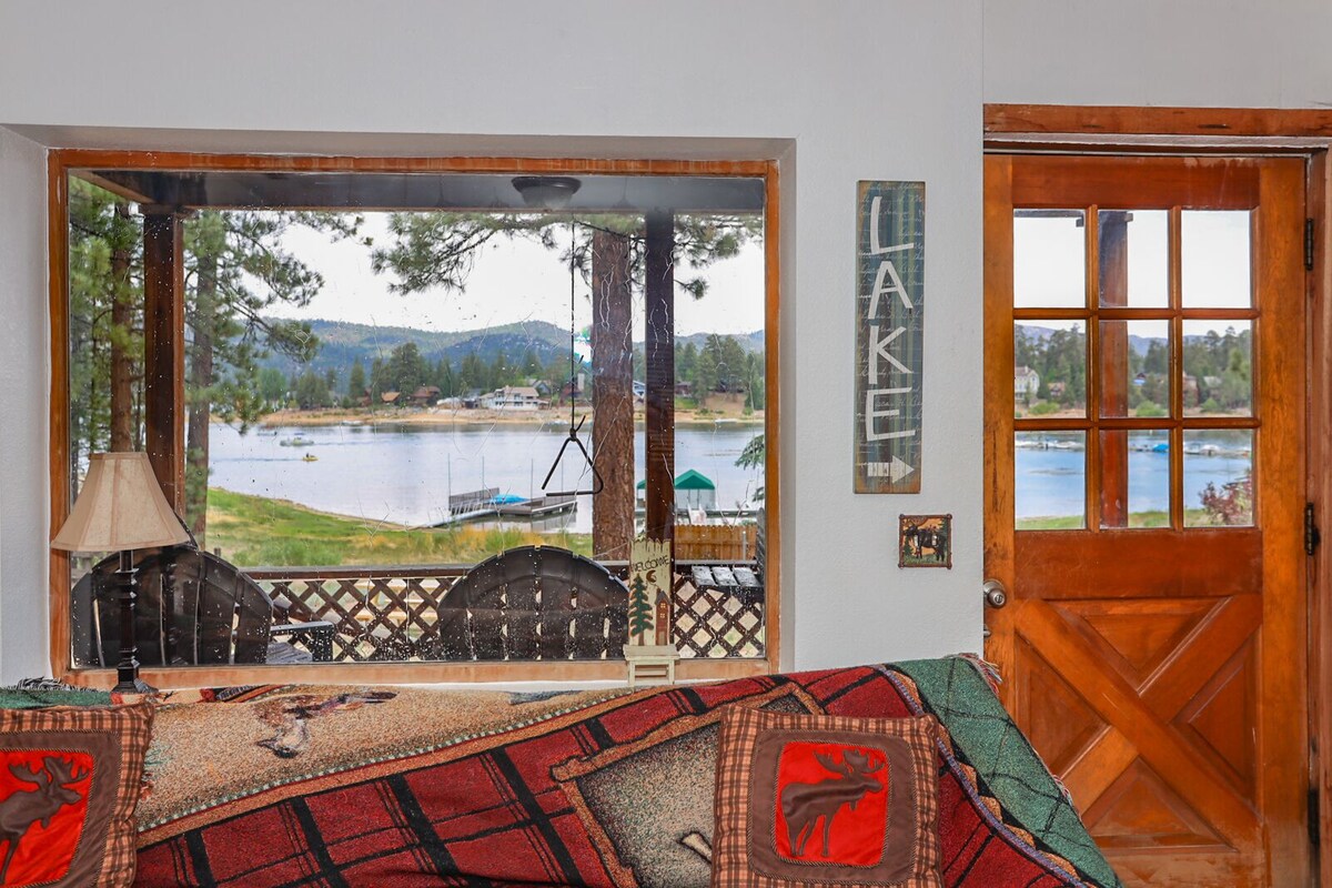 Adorable LAKEFRONT cabin! VIEWS! HOT TUB! Slopes & Village!