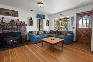 Smart TV, fireplace, table football - Adorable LAKEFRONT cabin! VIEWS! HOT TUB! Slopes & Village! (Big Bear Lake)