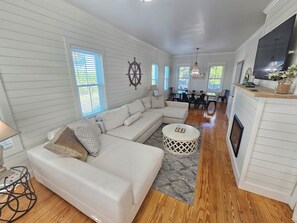 Smart-TV, Kamin, Bücher