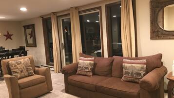 TV connectée, cheminée, livres