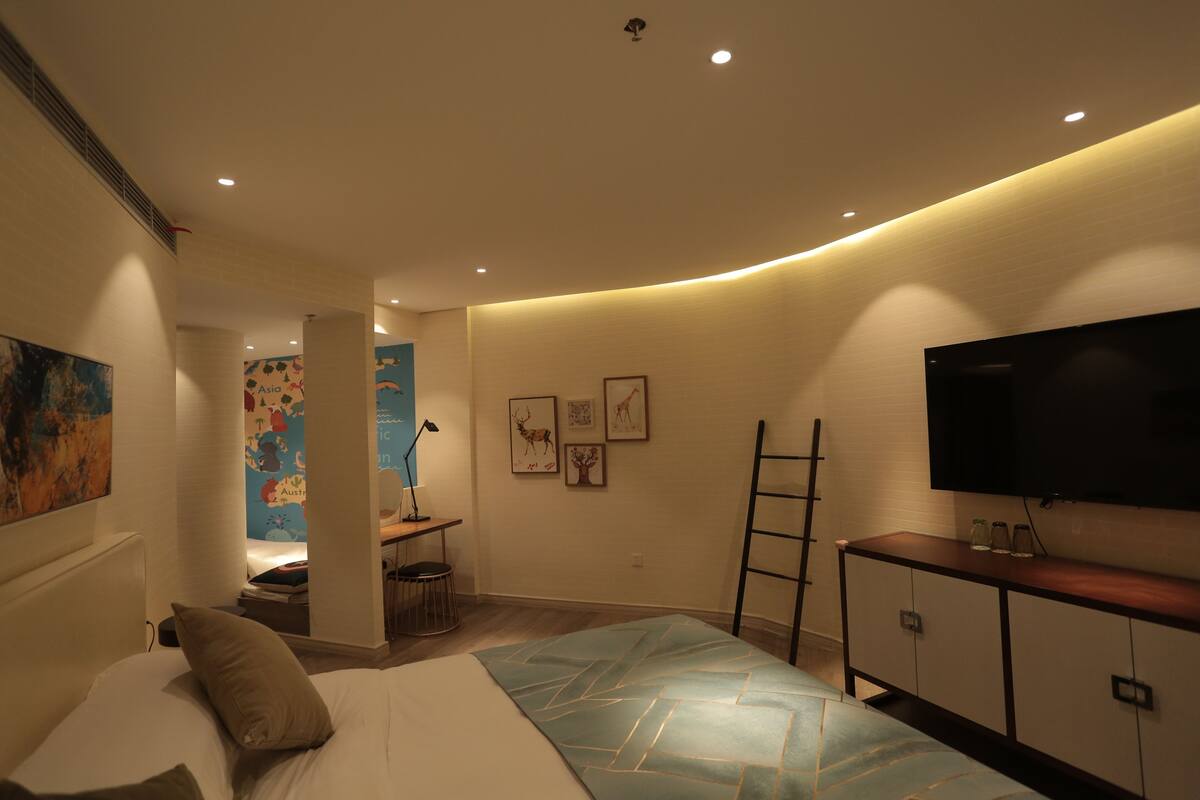 Habitació familiar | Minibar, caixa forta a l'habitació, escriptori i cortines opaques 
