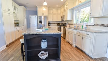 Coffee/tea maker, fridge, microwave, stovetop