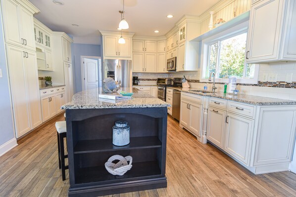 Fridge, microwave, stovetop, dishwasher