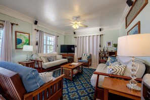 TV, DVD player, books, video library - Sunset Beach "B1" - Beachfront At Its Best Plus Pool, Kayaks, Bikes & More 🏖 (San Pedro Town)