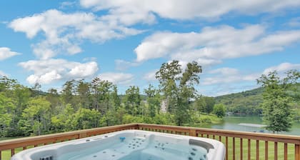 Paradise Cove on Norris Lake w/ Kayaks