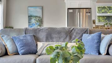 Televisión, reproductor de DVD y tenis de mesa