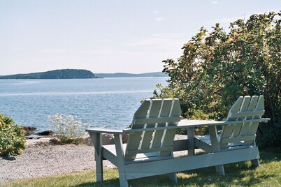 Introducing: "Beach Point Cottage" in the Heart of Bar Harbor! Walk Everywhere!