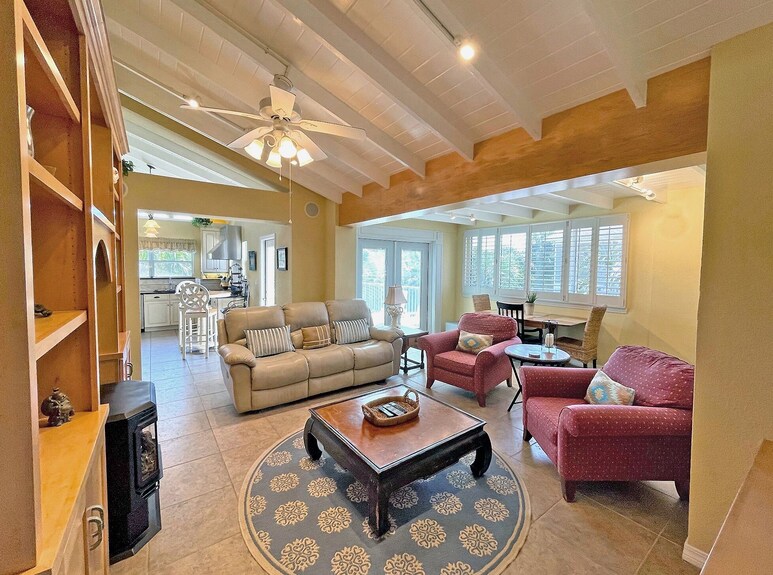 Beautifully Updated Pet-friendly Sound View Cottage! - Gulf Breeze, FL
