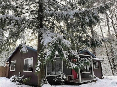 Hear the River from Cozy Mt Hood Cabin W/ Woodstove & Dogs Ok! 