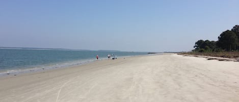 靠近海滩、沙滩椅
