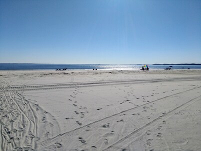 Seaside Oasis: Updated Villa. Close To Beach, Salty Dog. And South Beach Marina