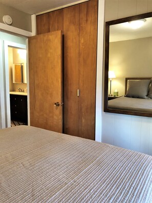 3 slaapkamers, een strijkplank/strijkijzer, gratis wifi, beddengoed