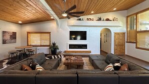 Smart-tv, een open haard en boeken