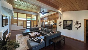 Smart-tv, eldstad och böcker