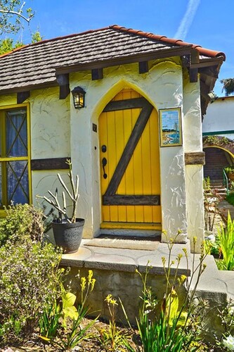 Charming Yellow Cottage Blocks zum Strand und Dorf