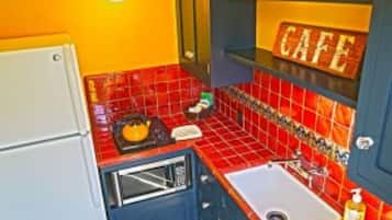 Kühlschrank, Mikrowelle, Herdplatte, Wasserkocher mit Kaffee-/Teezubehör